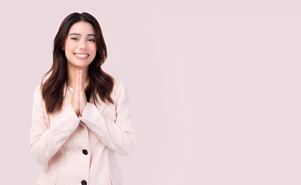 سيدة سعيدة ترتدي سترة وردية